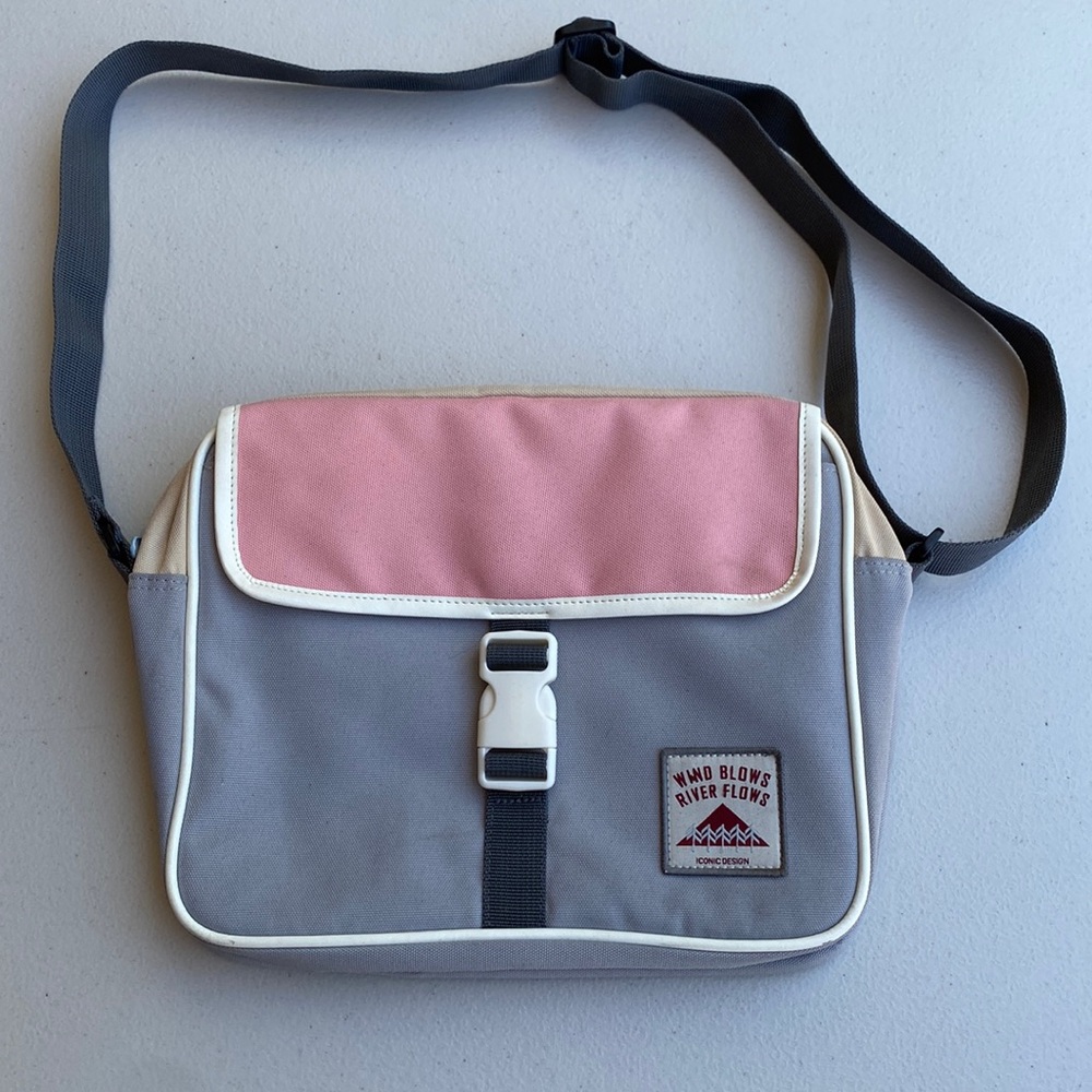 Wind blows River floor small accessory bag